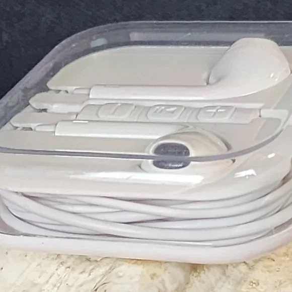 Mini Corded White In Ear Stereo Ear Buds - Picture 3 of 8